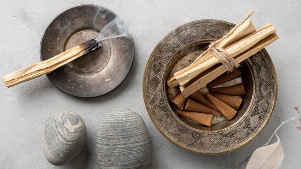 Palo Santo Hölzer und Räucherkegel in Schalen